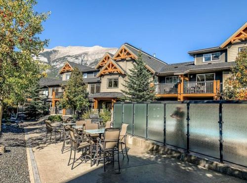 Cozy Oasis 2BR with Hot Tub and Gym 10 Mins to DT