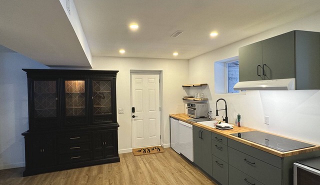 Cozy, Private Newly Renovated Large Bright Suite