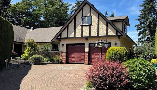 Cozy, Private & Newly Renovated Retreat Near Everything Victoria Has to Offer!