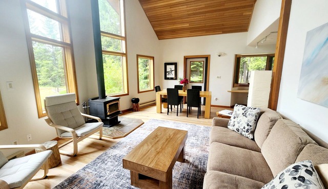 Cozy Retreat Chalet with Loft Bedroom & Fireplace – Near Nelson & Ski Hills