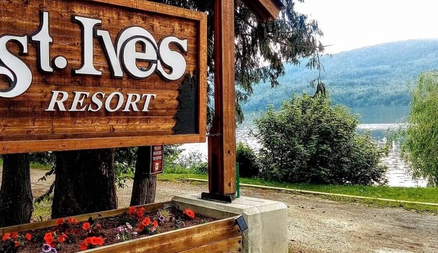 Cozy retreat on the Shuswap Lake. 1 bedroom condo with loft. Pet-friendly. in Saint Ives