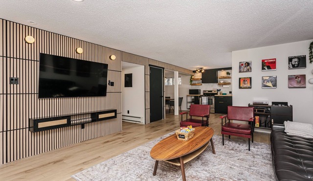 Cozy Retro Gem for the Fam W/AC (Near Roger&WEM)