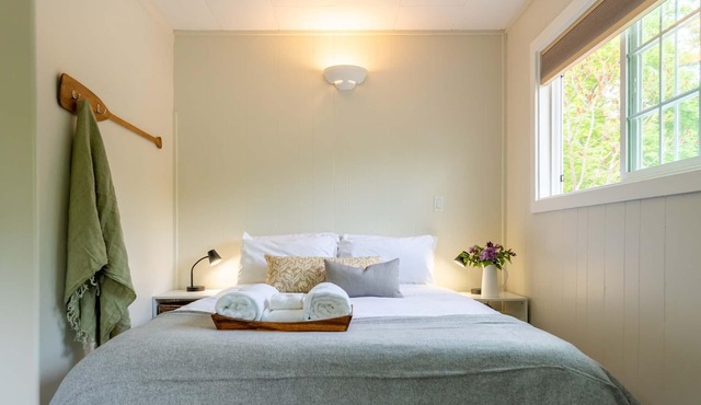 Cozy Single Room at Christina Lake- Kitchenette, Queen Bed, Close to Beaches!