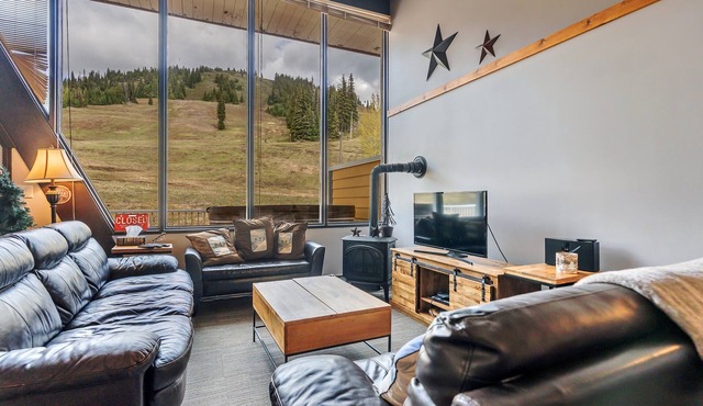Cozy Ski-In/Out Retreat with Hot Tub & BBQ