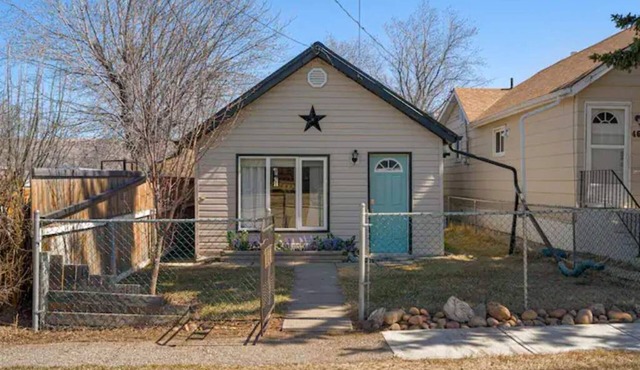 Cozy stay with just a 5 minute walk to downtown Drumheller!