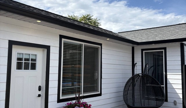 Cozy studio guesthouse centrally located with free parking.