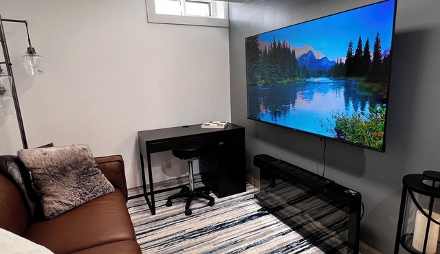 Cozy Suite next to Nose Hill Park 10 min airport 15 min downtown. Pet friendly!