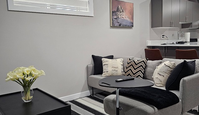 Cozy Suite: Private and peaceful 2 bedroom basement suite with keyless entry
