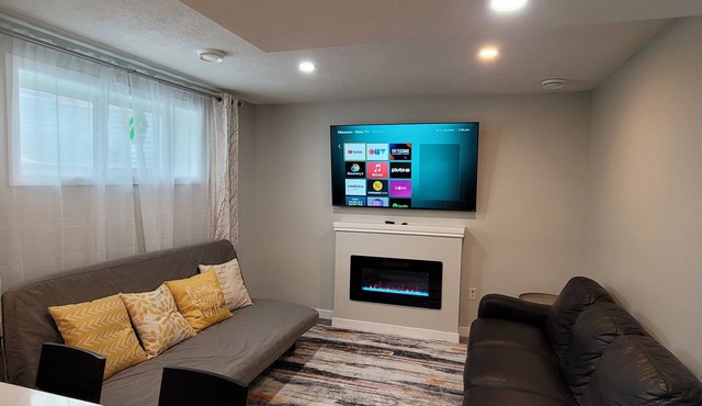 Cozy Two bedroom suite, 10mins from the Airport and major Edmonton Shopping mall