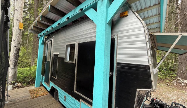 Cozy Vintage Camper - Tealy Wheely