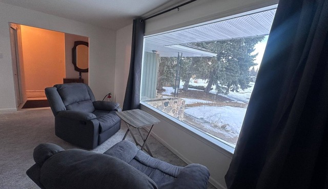 Cozy West Edmonton Home Near Jasper park & Shops