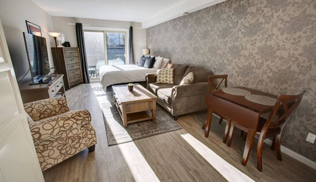 Creekside Mountain View Studio!Patio + BBQ,Pool,Parking & Walk to Shops and Lakes!