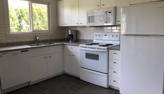 Creekside Retreat in town in Kelowna