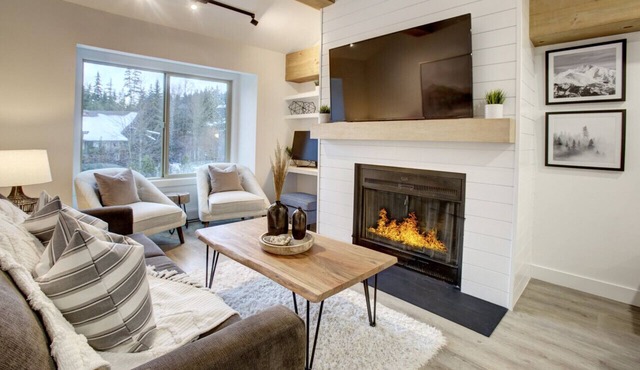 Creekside Stunning Lofted 1BR: Sleeps 2,Pool,Free Parking Near Lakes and Shops!