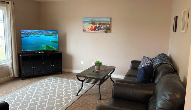 Crew House by Reza Rentals: Large, Bright, Loaded