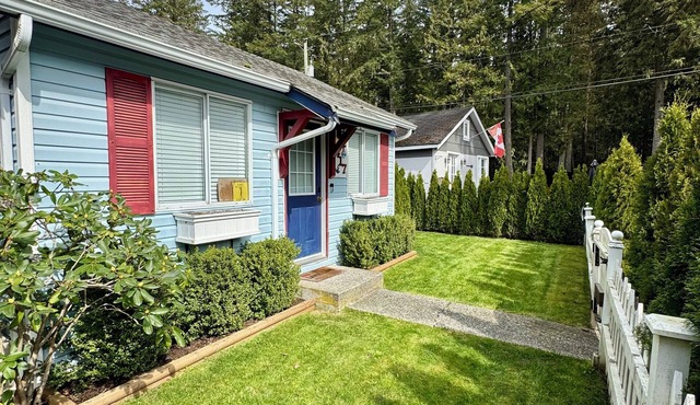 Cultus Lake Blue Beach Bungalow