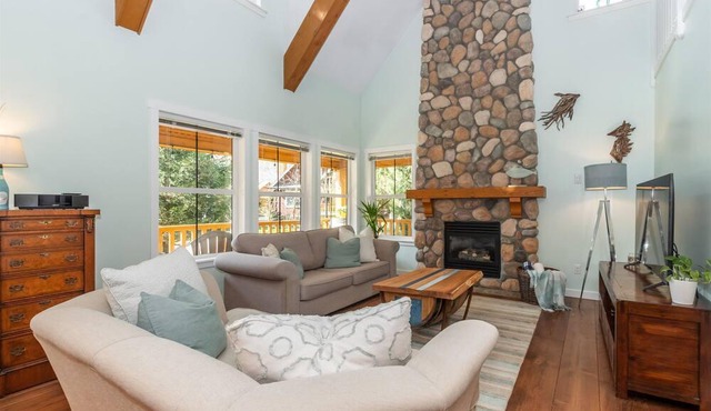 Cultus Lake Private Forest 2BR+Loft Cottage Resort Style