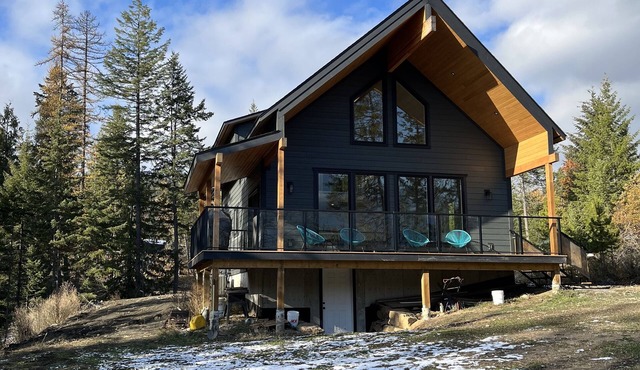 Custom built cabin! 5 minute drive from Kaslo and public beaches.