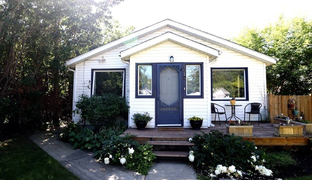 Cute and cozy cabin a minute walk from the lake.