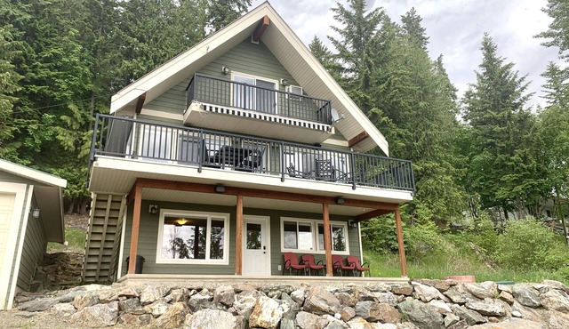 Dancing Waters Lakehouse - Semi Waterfront - Shuswap Vacations and Sledding Accommodation