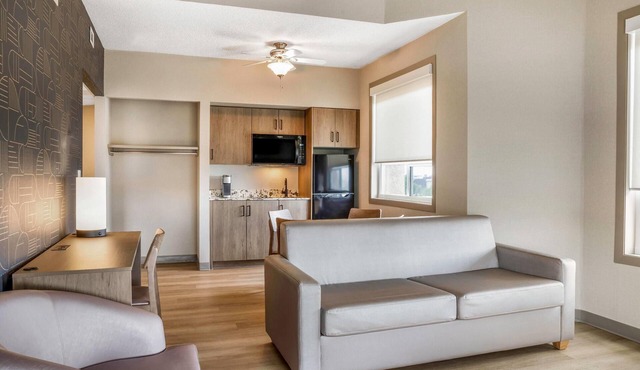 Days Inn & Suites by Wyndham West Edmonton