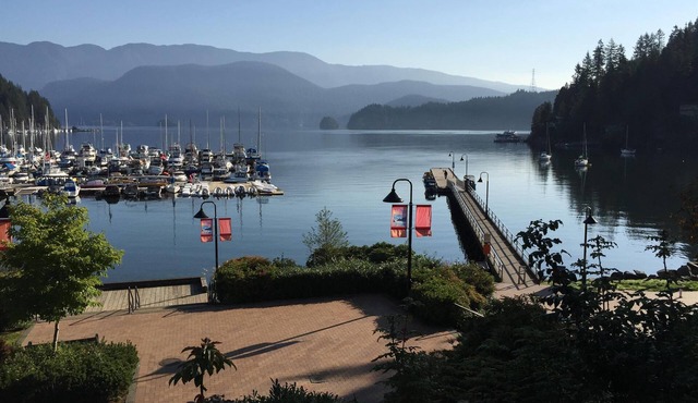 Deep Cove Spa suite with outdoor sauna. Steps to village, beach and Quarry Rock!