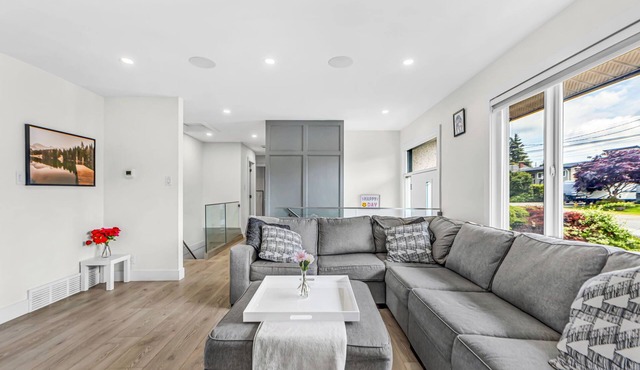 Delta Modern 5 BR Home · Minutes to Vancouver & YVR