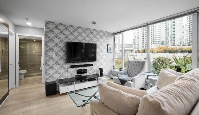 Designer 3 bed Luxurious finishings! Sleeps 8. Communal Hot tub pool dry sauna