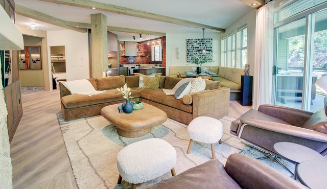 Designer 4BR, 3 Bath Townhouse w Mtn Views, Hot Tub, Parking for 2 vehicles