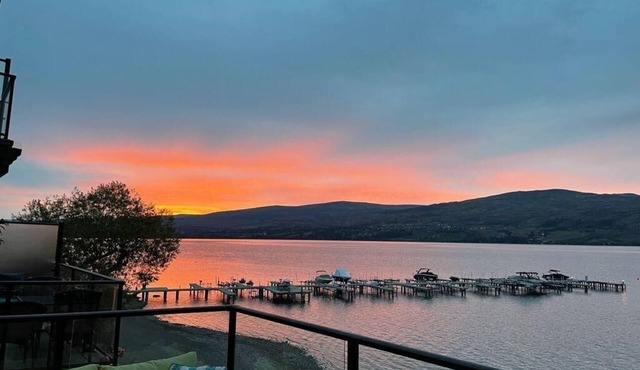 Direct Lakefront 3 bdrm, Beach, Heated Pool, Hot Tub, Gym, Marina, Wine Trails