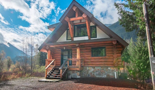 Douglas Fir Retreat | Mtn Views + Expansive Deck