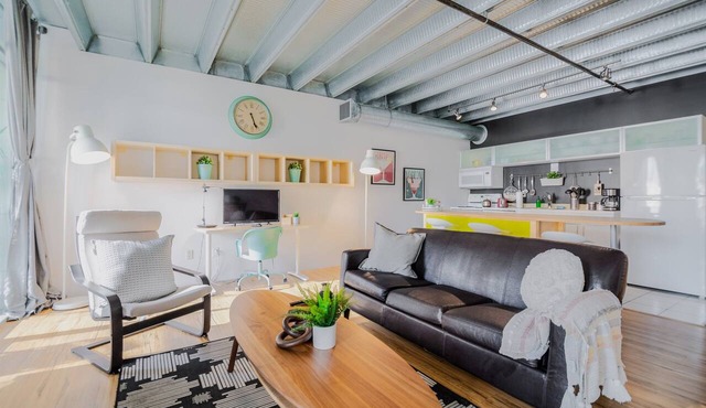 Down Town Loft: UG Park|AC|Walk to Rogers|Balcony