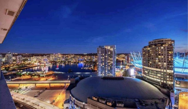 Downtown High-rise Condo Amazing View+Pool+Hot Jacuzzi+Sauna+Gym+ free Parking
