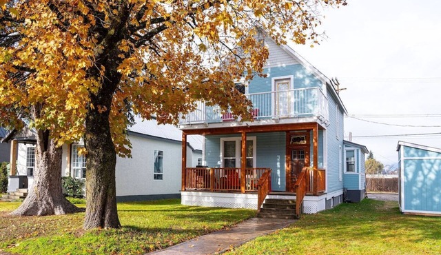 Downtown Home. Private Hot tub. Walkable location.