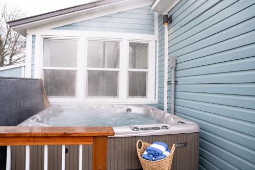 Downtown Home Private Hot Tub Walkable Location