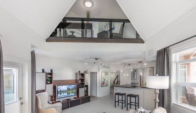 Downtown Kelowna Luxury Waterfront townhouse pool/hot tub