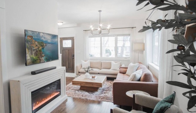 DOWNTOWN~KINGBED~4BR~Fireplace~