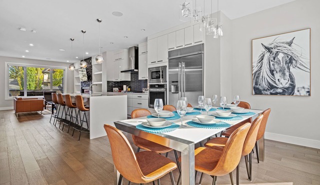 Downtown Luxury with Fast Wi-Fi & Amazing Kitchen!