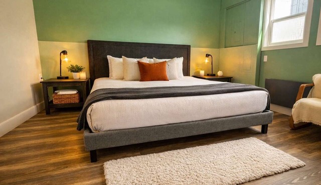 Downtown Suite, Walk to Shops & Trails
