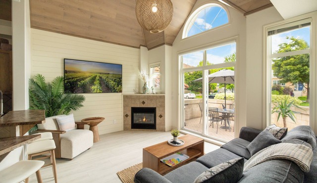 Downtown Townhouse - Private Entrance (dog friendly)