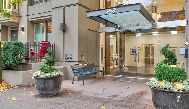 Downtown Vancouver - walking distance to CRUISE Terminal and BC Place