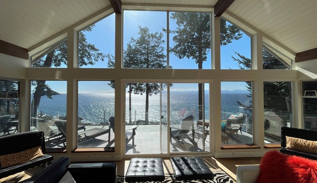 Driftwood Beach House-Horizon Suite: Oceanfront Luxury on the Sunshine Coast