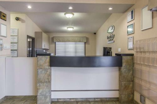 Econo Lodge Inn & Suites Lethbridge - Henderson Lake