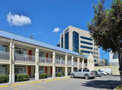 Econo Lodge Inn & Suites University