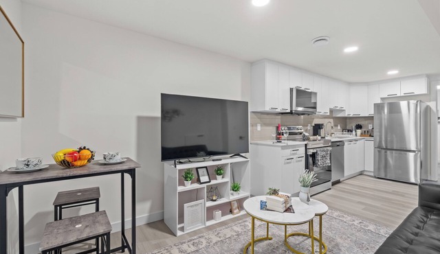 Edmonton Whyte Ave Private Basement Suite 😍 Sleeps 4!