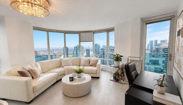 Elegant 2 Bedroom Escape in Trendy Yaletown