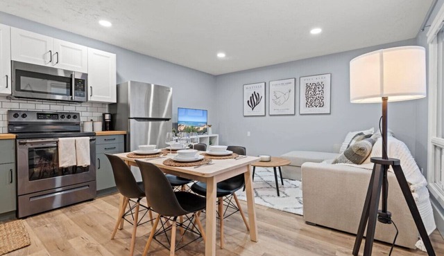 Elegant Boho Retreat ~8 mins to WEM -PATIO -AC