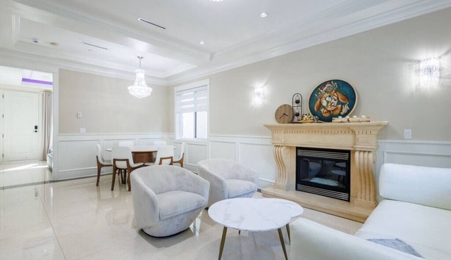 Elegant, Spacious & Bright Gem ~ Balcony ~ Parking