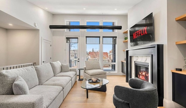 Ember House | Lux 2 Bed | Min to DT in Calgary