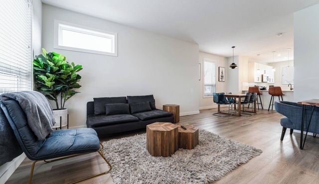 Enjoy a spacious and comfortable 3-bedroom corner townhome in Evanston Park, conveniently located near parks, walking trails, shops, major routes, and Calgary attractions. in Calgary